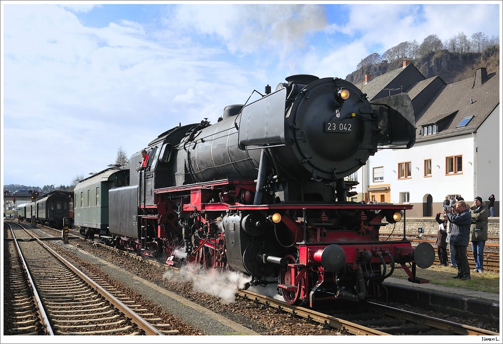 23 042 beim Dampfspektakel 2010 im Bhf. Gerolstein, 2.4.2010