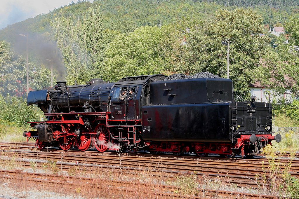23 042 des Deutschen Eisenbahnmuseums rangiert am 03.09.2011 im Bahnhof Meiningen. Sie befand sich anllich des Dampflokfestes im DLW mit einem Sonderzug der Historischen Eisenbahn Frankfurt dort und wird gleich die Rckreise antreten.