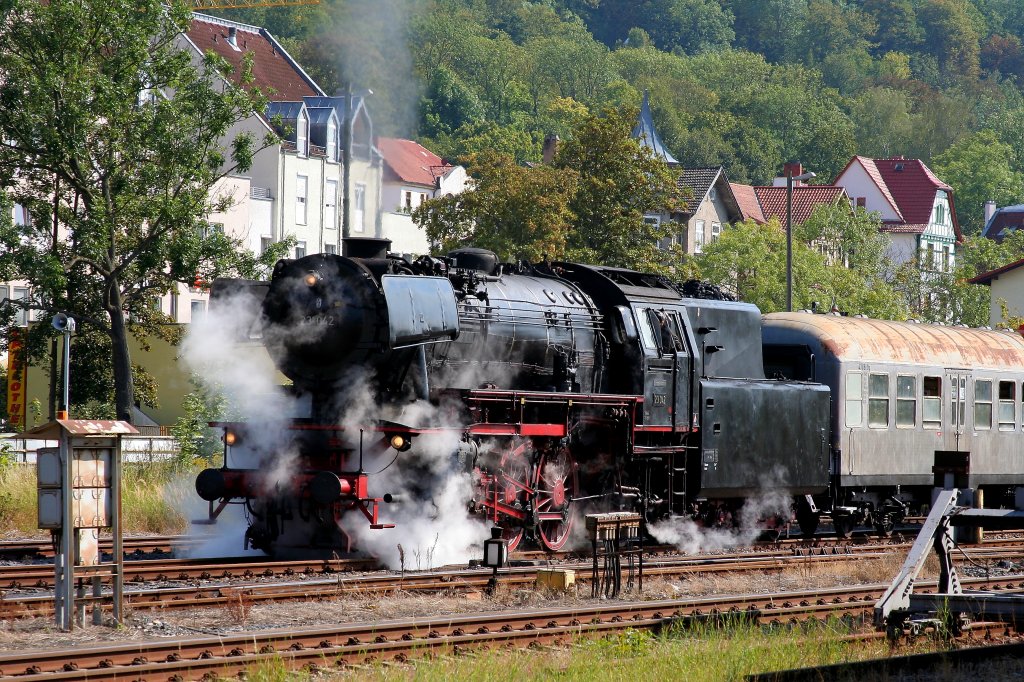 23 042 des Deutschen Eisenbahnmuseums rangiert am 03.09.2011 mit dem Sonderzug der Historischen Eisenbahn Frankfurt im Bahnhof Meiningen.