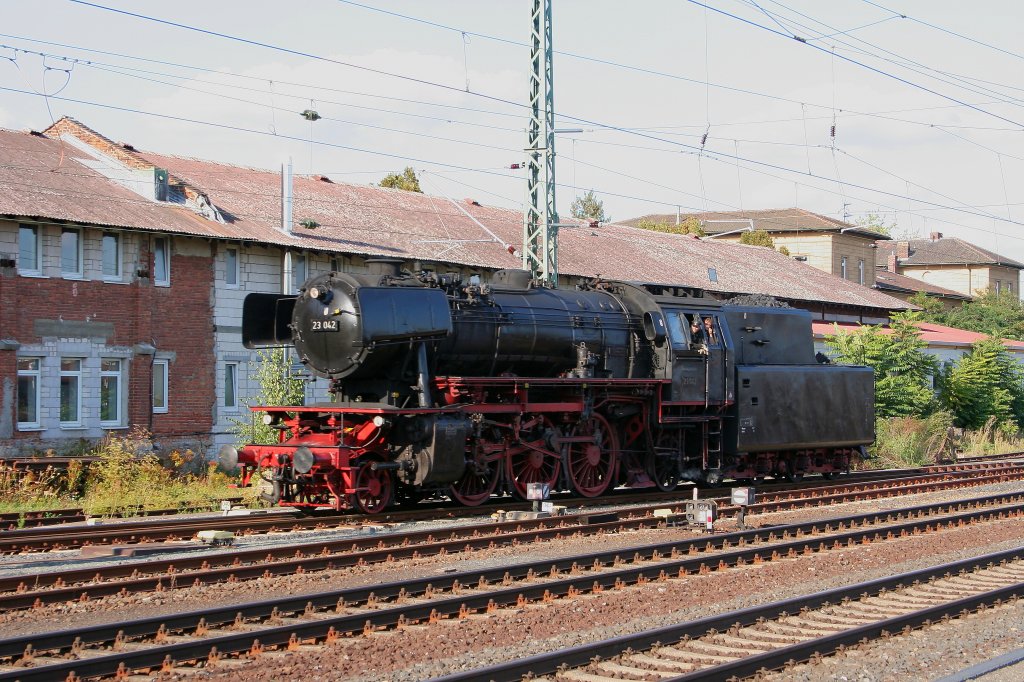 23 042 des Deutschen Eisenbahnmuseums am Abend des 03.09.2011 bei der Rangierfahrt zum Wasserfassen in Schweinfurt Hbf. Danach wird sie den Sonderzug der Historischen Eisenbahn Frankfurt, der an diesem Tag in Dampflokwerk Meiningen, anllich des Dampflokfestes war, zurch nach Frankfurt/Main bringen.