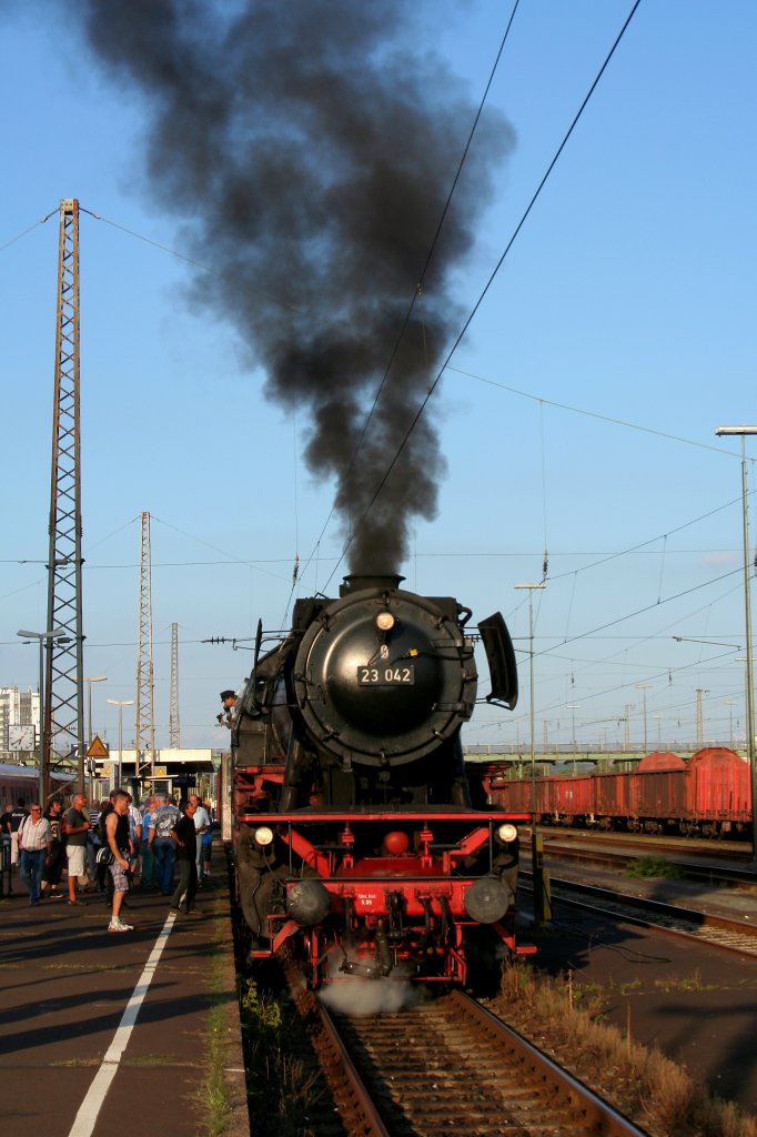 23 042 heizt am 03.09.2011 im Hbf. Schweinfurt fr ihre Fahrt nach Frankfurt/Main krftig ein!