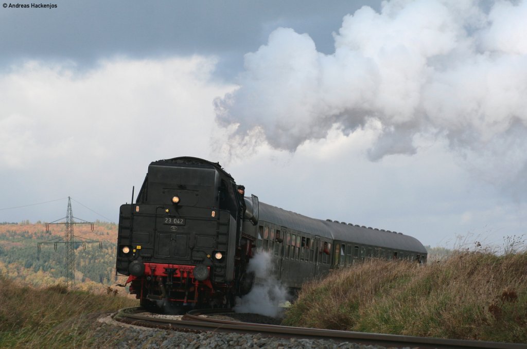 23 042 mit dem RE 36667 (Frankenberg (Eder)-Marburg (Lahn) bei Birkenbringhausen 24.10.10