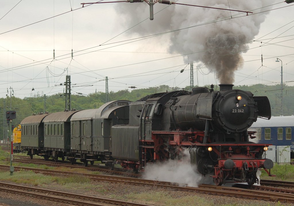 23 042 mit passenden Wagen bei der Fahrzeugeparade  175 Jahre Deutsche Eisenbahn  in Darmstadt-Kranichstein. 13.05.2010