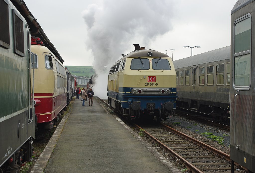 23 042 stand am 23.10.2010 zu Fhrerstandmitfahrten bereit in Frankenberg(Eder) und rucherte die Exponate ganz schn ein. Aber 217 014-0 drfte etwas Rauch und Dampf ja nichts ausmachen.