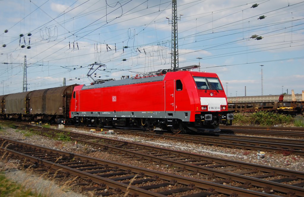 23-06-2010: Ein Gterzug, gezogen von der DB-AG Lokomotive E 186 321-6, erreicht den Rbf Kornwestheim.
