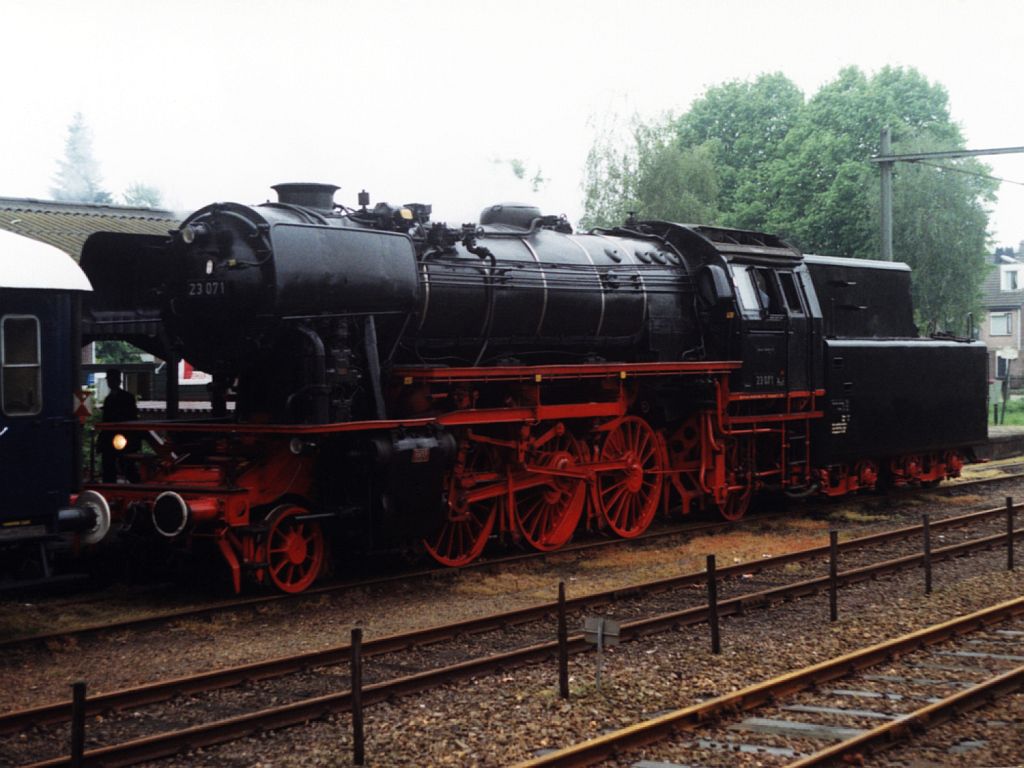 23 071 der VSM auf Bahnhof Dieren am 6-5-1999. Bild und scan: Date Jan de Vries.