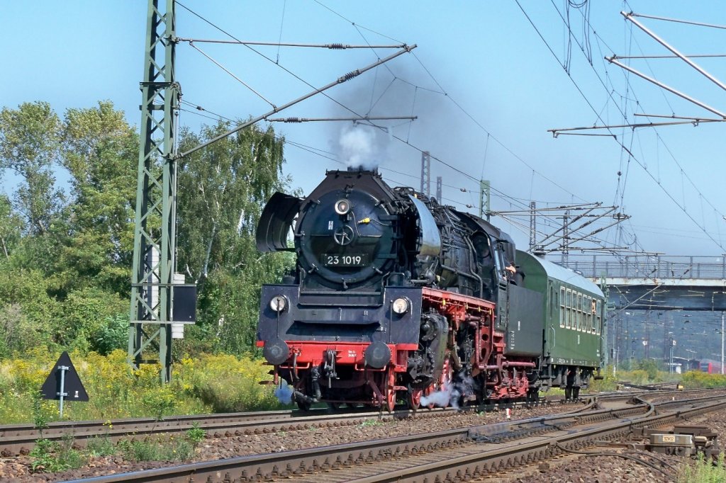 23 1019 Ausfahrt aus dem Bhf Naumburg/Saale Hbf 2.9.2011
