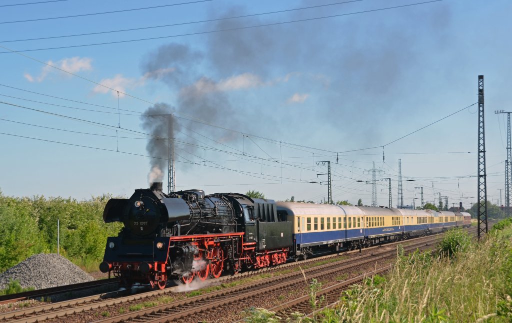 23 1097 bespannte am 22.06.13 einen Sonderzug von Leipzig nach Erfurt. In Grokorbetha musste sie ihren Zug nach einem Halt am roten Signal wieder beschleunigen. 
