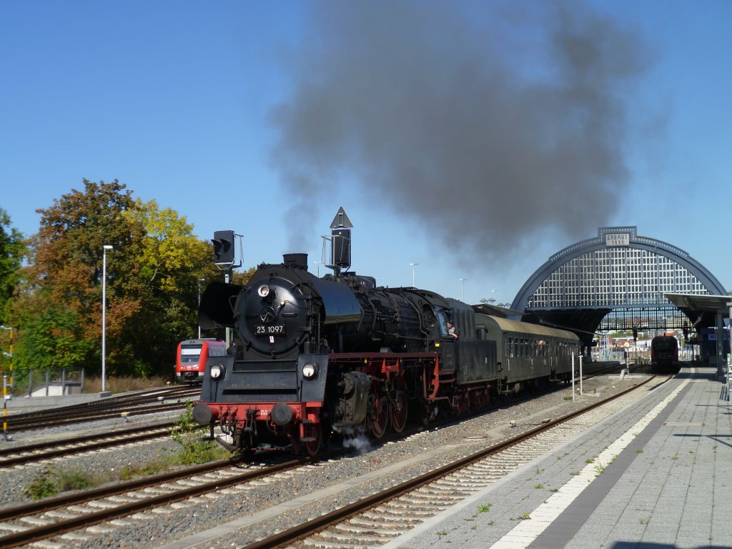23 1097 hier bei der Ausfahrt in Gera Hbf nach Ronneburg am 02.10.11