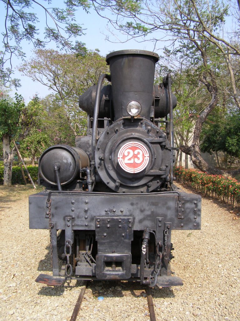 23 Dampflokomotive Standort: ChiaYi Auengelnde / Taiwan (01.03.2009) 2329’08.63  N 12027’02.43  E Dieser Lokomotiven-Typ ist im Einsatz bei der Personenbefrderung in den Bergen von AliShan.(AliShan Forest Railway)
Historie: Diese Lokomotive befindet sich im Auengelnde und ist in einem  nicht mehr funktionsfhigen Zustand 