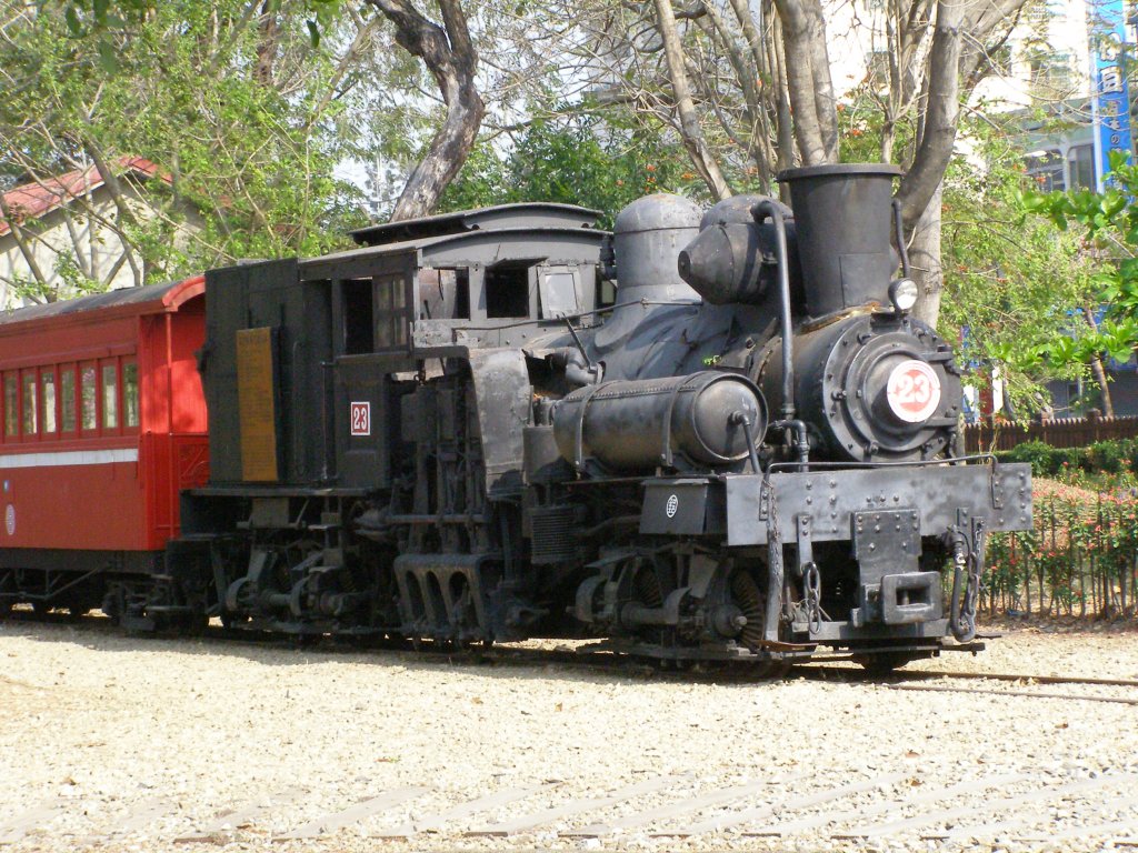 23 Dampflokomotive Standort: ChiaYi Auengelnde / Taiwan (01.03.2009) 2329’08.63  N 12027’02.43  E Dieser Lokomotiven-Typ ist im Einsatz bei der Personenbefrderung in den Bergen von AliShan.(AliShan Forest Railway)
Historie: Diese Lokomotive befindet sich im Auengelnde und ist in einem  nicht mehr funktionsfhigen Zustand 