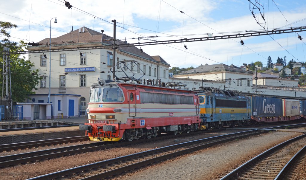 230 001-0 ČD-Cargo mit unbekannte E-Lok BR 362/363 ČDC (ohne Nummertafel!) und einem Containerzug fhrt in Preburger Hauptbahnhof durch; 13.10.2012