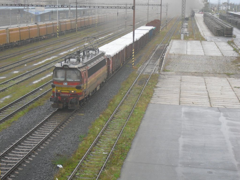 230 024-2 fuhr am 25.09.10  mit einem kurzen Gterzug durch den Bahnhof Cheb. Foto machte ich von der Fugngerbrcke aus. 