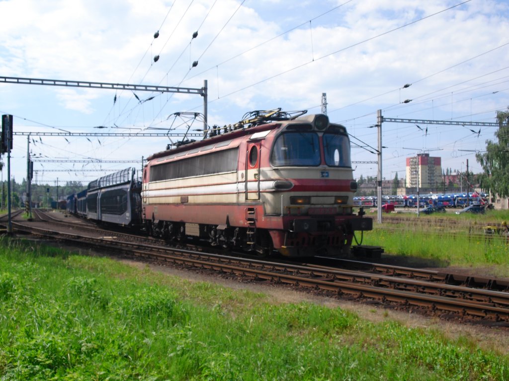 230 036-6 verlsst mit einem Gterzug den Bahnhof Cheb, am 09.06.10.