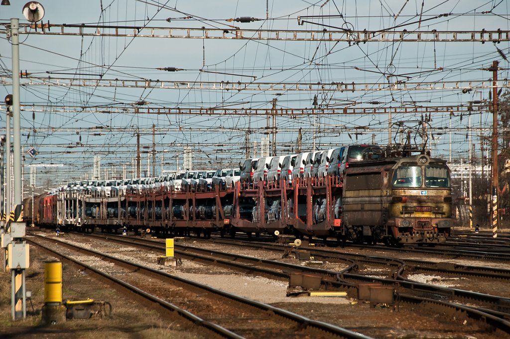 230 044 befrdert einen Gterzug Richtung sterreichische Grenze. Breclav, am 05.02.2011.