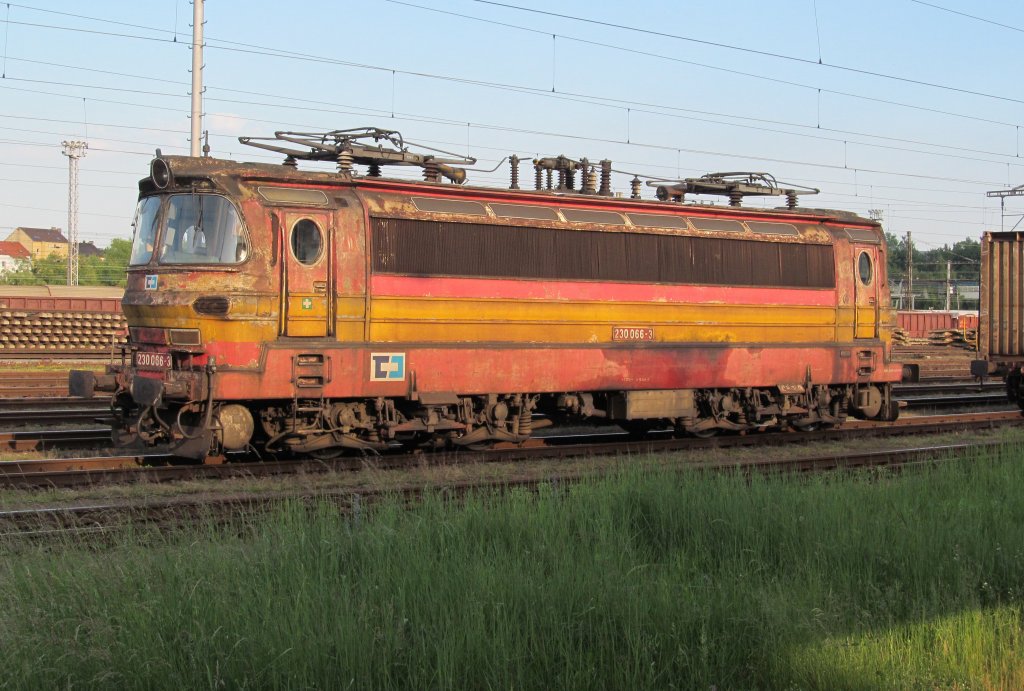 230 066-3 steht am 16. Juni 2012 im Bahnhof Cheb abgestellt.
