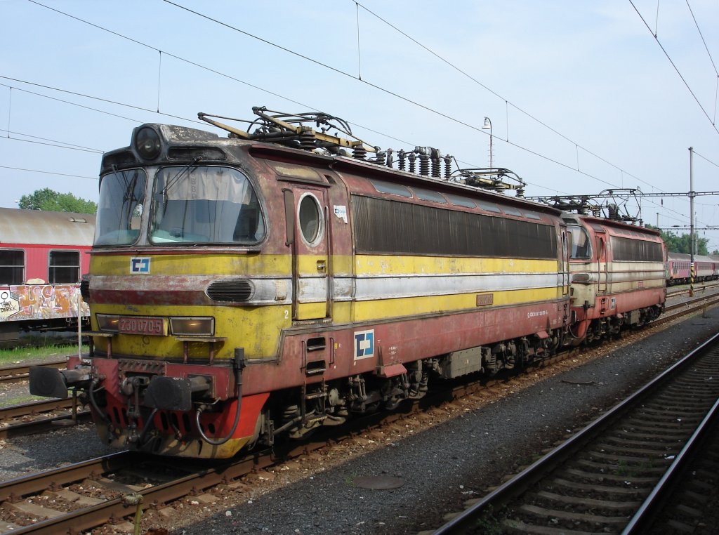 230 070-5 u. 230 001-0 ∙ Loks der ČD Cargo AG, die auch in der Westslowakei dient; Bratislava-Nov Mesto/Preburg-Neustadt, 28.04.2011