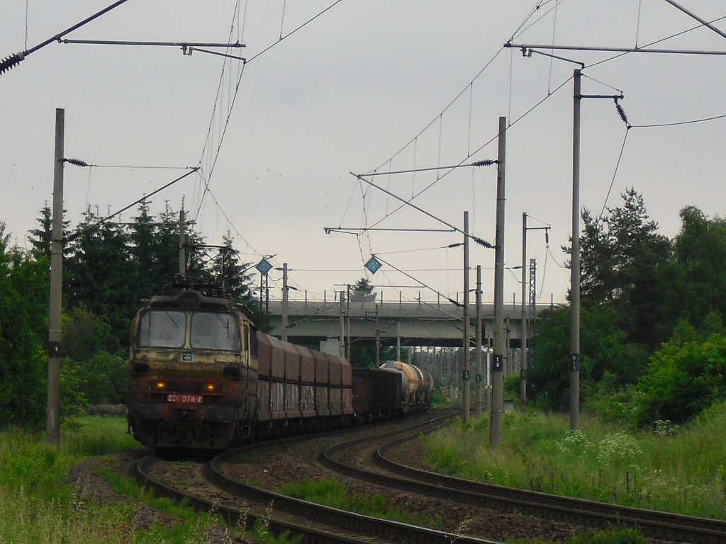 230 078-8 rauschte am 14.06.10 mit einem Gterzug durch Jindrichov.