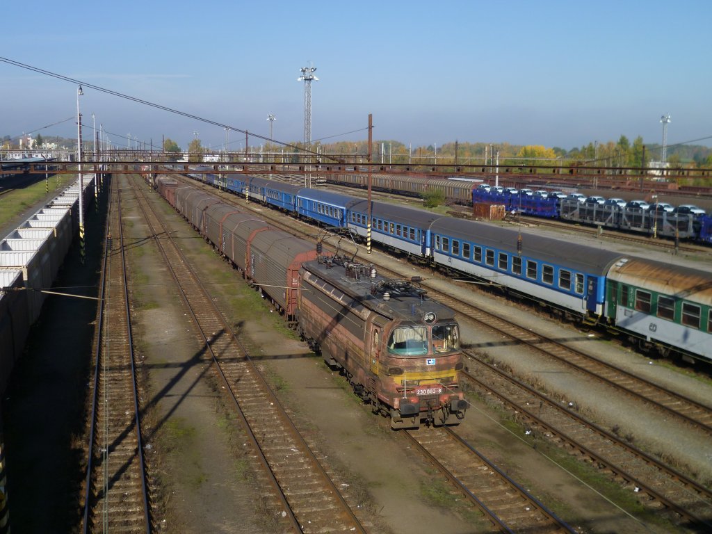 230 083-8 brachte am 20.10.12 einen Gterzug nach Cheb. Rechts zusehen 17 Personenwagen. Insgesamt waren 21 Wagen zusammen gestellt. Foto machte ich von der Fugngerbrcke.