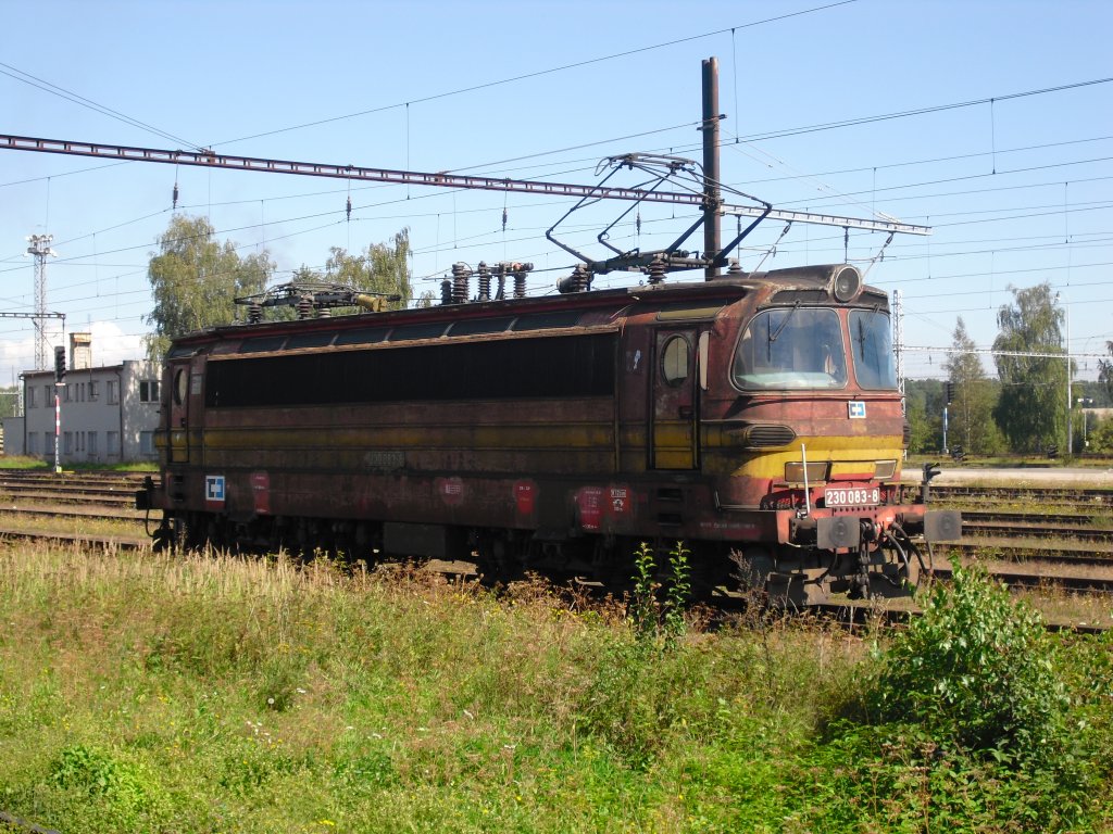 230 083-8 steht am 11.09.10 im Bahnhof Cheb.
