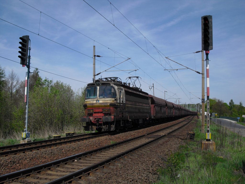 230 085-3 ist mit einem Kohlezug nach Cheb unterwegs, hier am 10.05.11 in Trsnice. Schublok war 230 035-8.