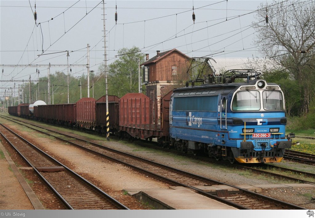 230 090-3 der CD-Cargo wartet mit einem Gterzug in einem Bahnhof auf der Strecke Budweis - Pilsen. Aufgenommen am 1. Mai 2013.