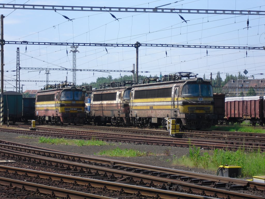 230 104-2, 230 039-0 und eine weitere 230er stehen am 09.06.10 im Bahnhof Cheb.