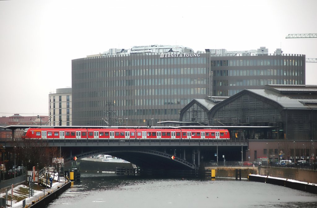 23.02.2010 423 ... erreicht 
den Bahnhof Berlin-Friedrichstrae.