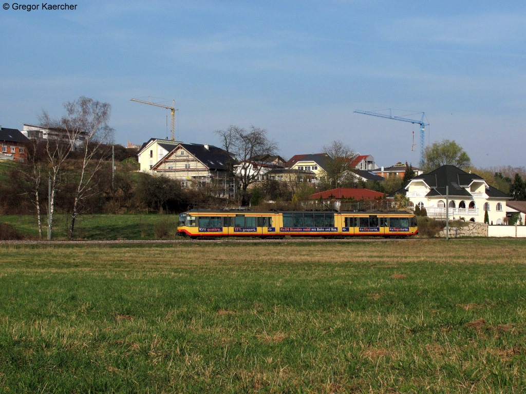23.03.2011: Unbekannter Triebwagen mit Werbung von KVV Quattro bei Oberwisheim.