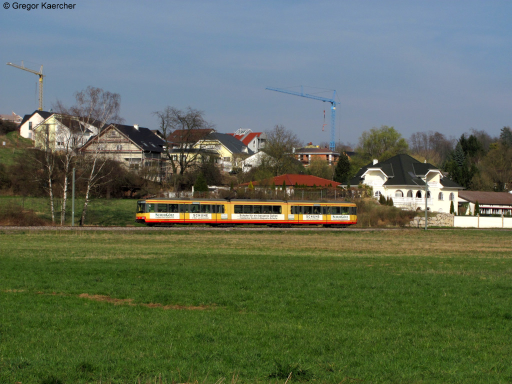 23.03.2011: Wagen 823 mit Werbung von Schuh Gtz erreicht auf dem Weg nach Menzingen den Ort und Haltepunkt Oberwisheim.
