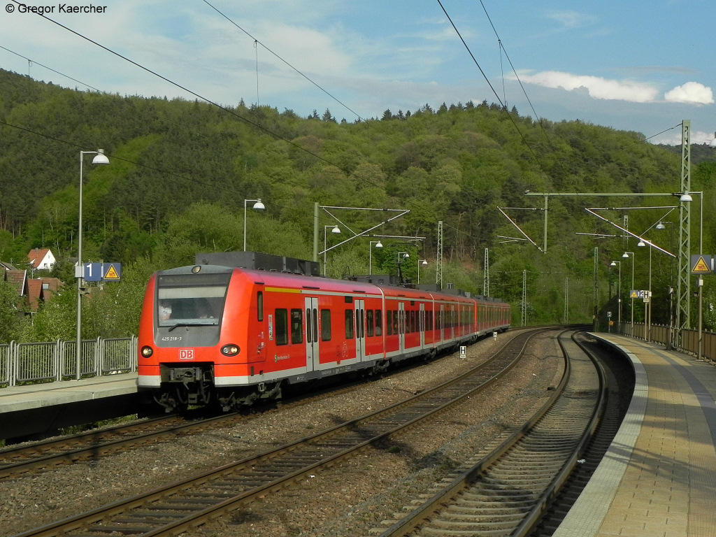 23.04.2011: 425 219-3 und ein weiterer 425 der S-Bahn Rhein-Neckar fahren als S2 von Mosbach nach Kaiserslautern Hbf in Weidenthal ein.