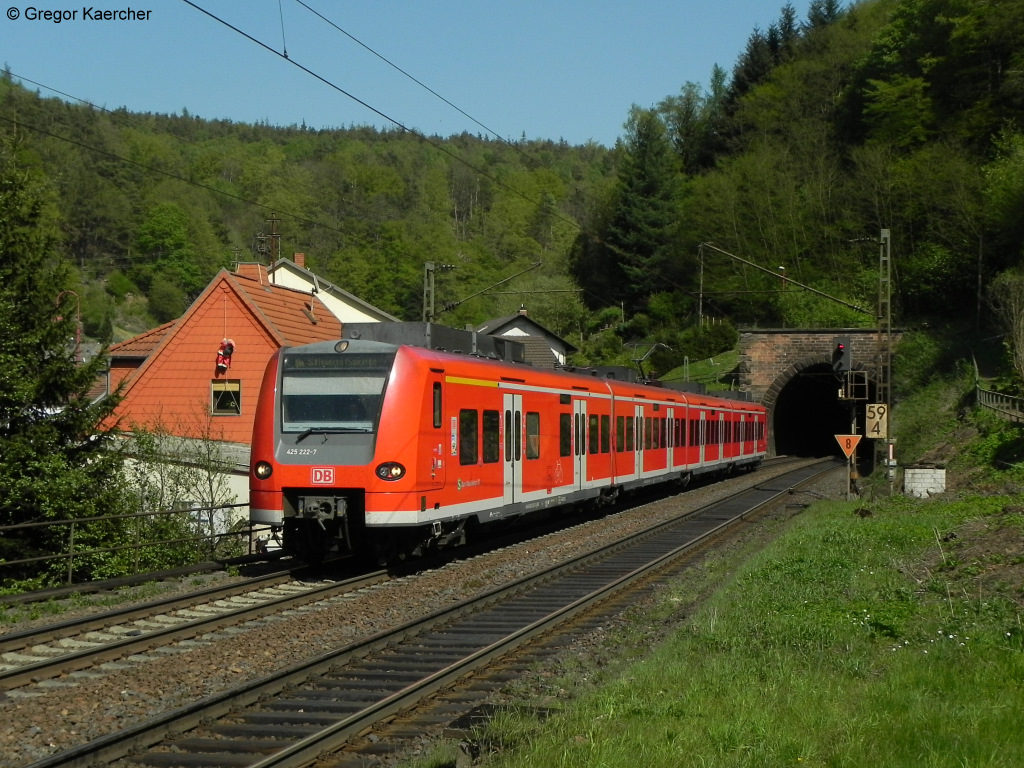 23.04.2011: 425 222-7 der S-Bahn Rhein-Neckar unterwegs als S1 von Osterburken nach Homburg (Saar) Hbf. Hier hat er gerade den 208 Meter langen Schlobergtunnel verlassen und fhrt in Frankenstein (Pfalz) ein.