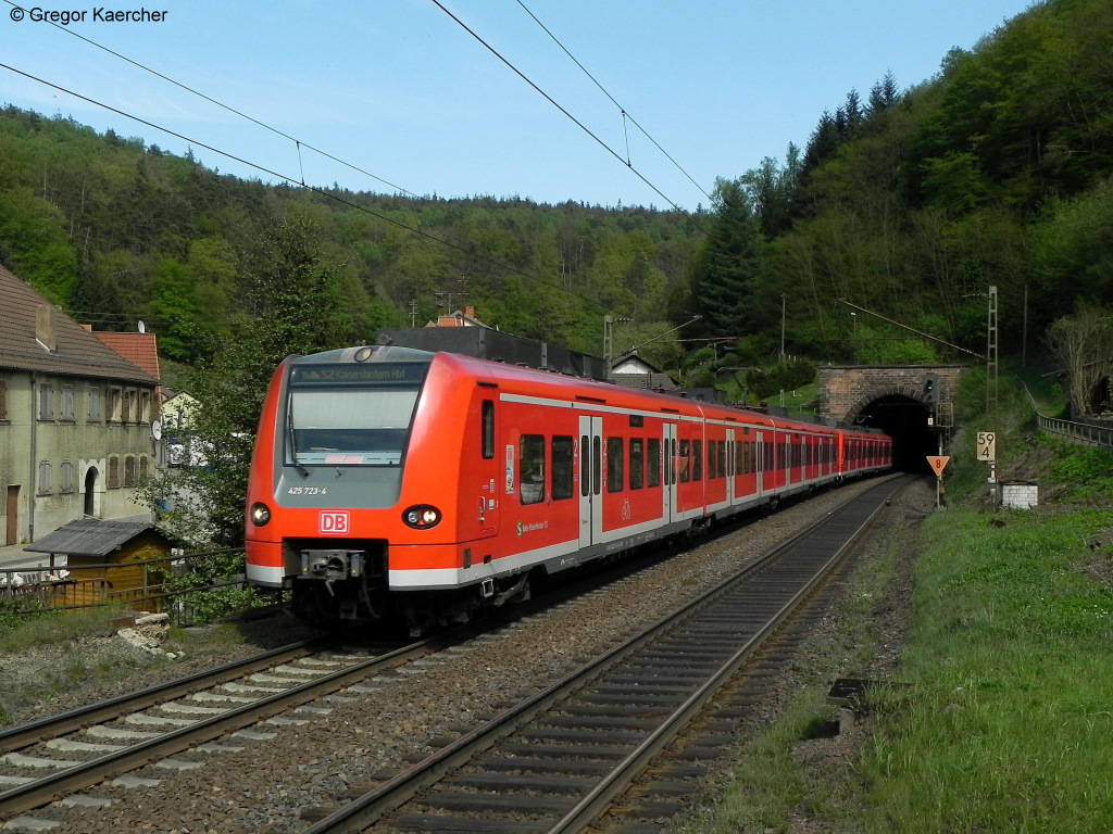 23.04.2011: 425 223 der S-Bahn Rhein-Neckar und ein weiterer 425 tauchen aus dem 208 Meter langen Schlobergtunnel auf und erreichen den Haltepunkt Frankenstein (Pfalz). 