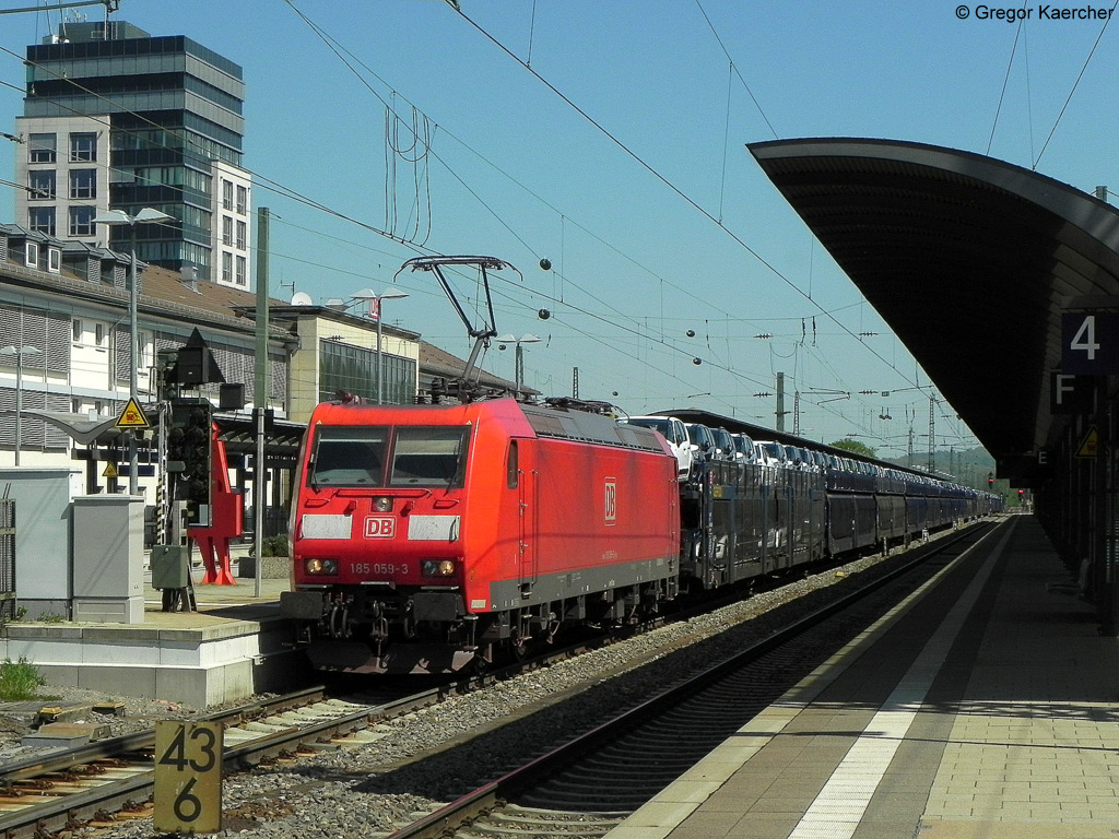 23.04.2011: Die 185 059-3 fhrt mit einem Autotransportzug in Kaiserslautern Hbf durch.