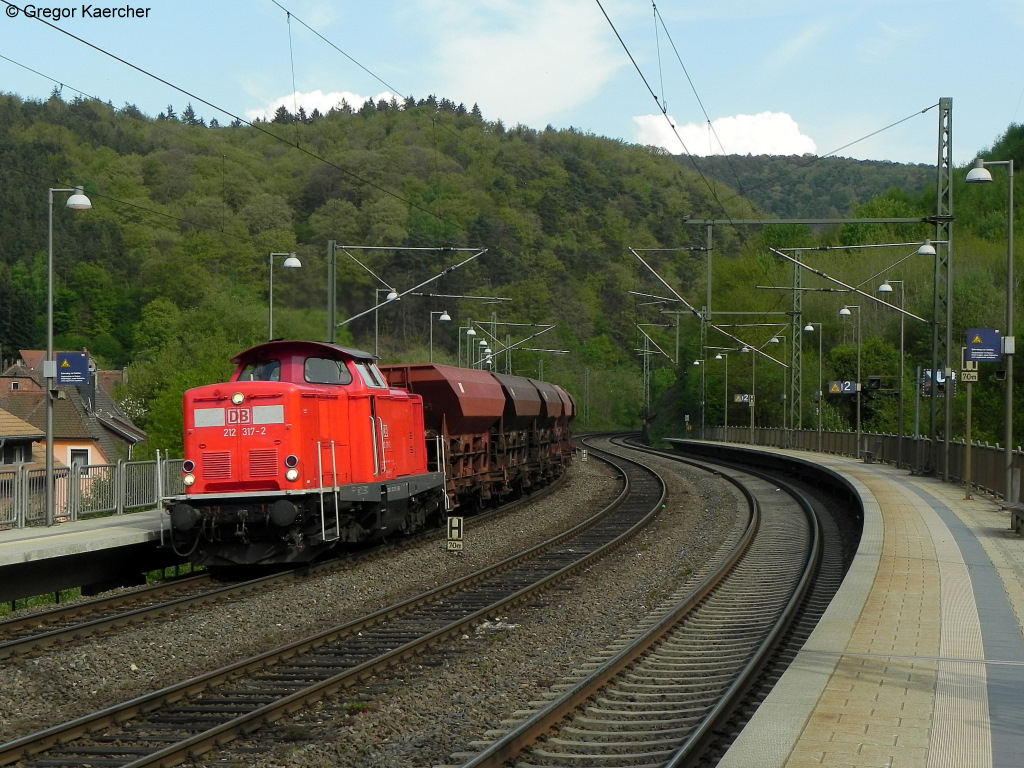 23.04.2011: Die DB 212 317-2 passiert mit einem bergabezug den Bahnhof Weidenthal.