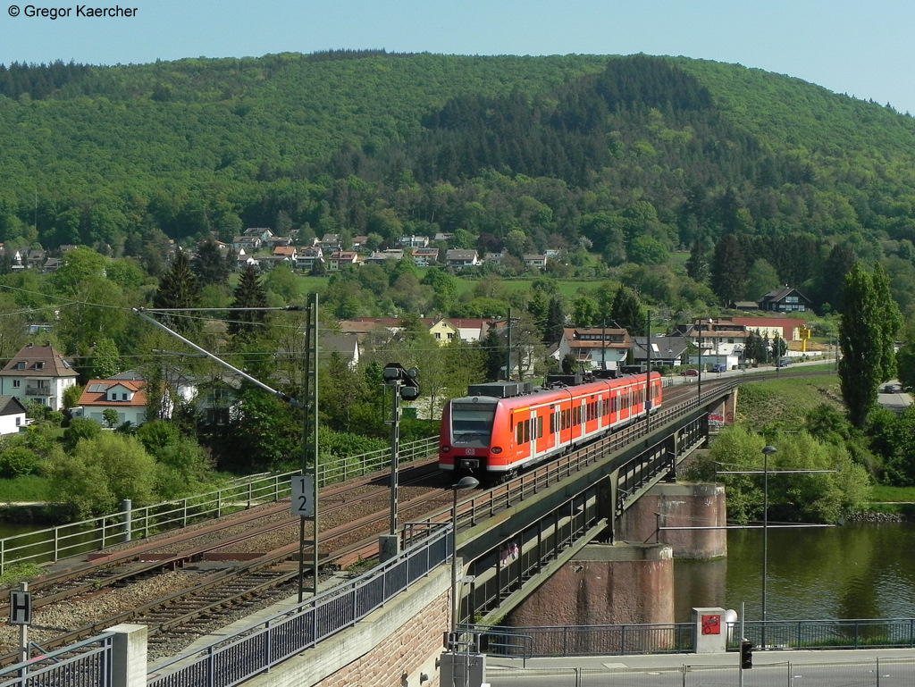 23.04.2011: Ein ET 425 der S-Bahn Rhein-Neckar berquert die Neckarbrcke bei Neckargemnd Altstadt Richtung Eberbach (Neckar).