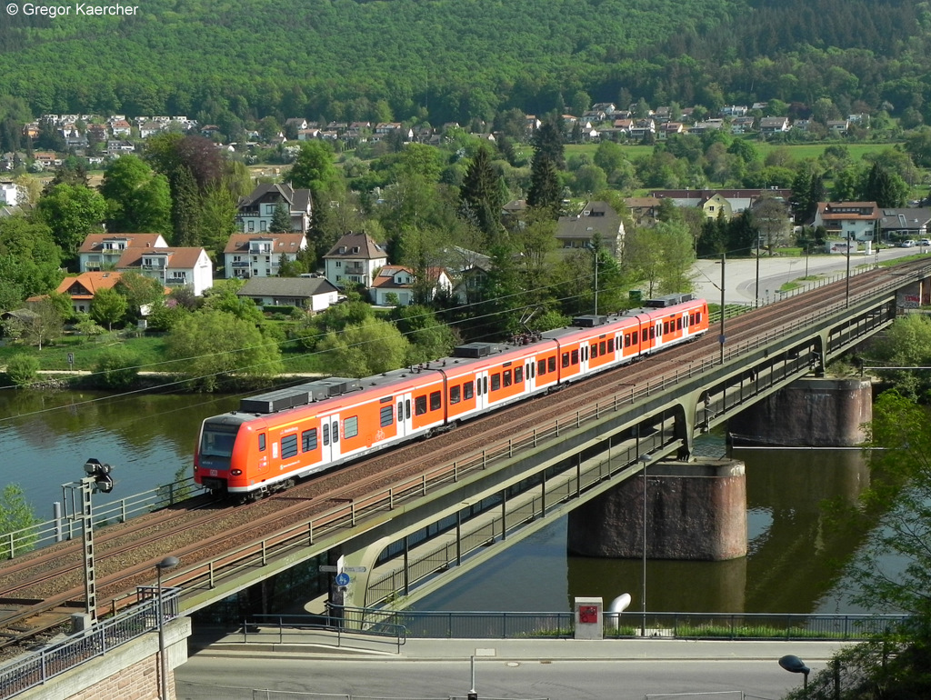 23.04.2011: Unbekannter 425 Richtung Heidelberg berquert bei Neckargemnd Altstadt die Neckarbrcke.