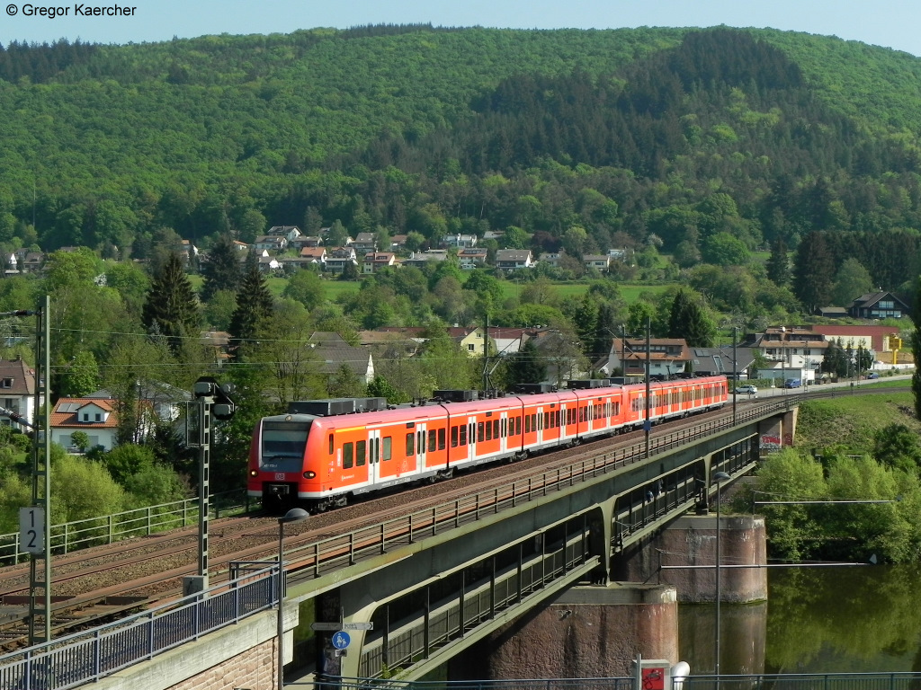 23.04.2011: Zwei ET 425 der S-Bahn Rhein-Neckar berqueren die Neckarbrcke bei Neckargemnd Altstadt Richtung Heidelberg.