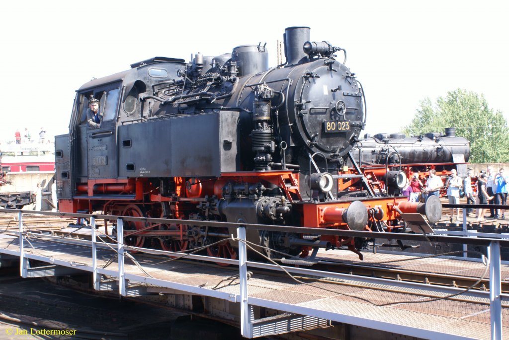 23.08.2009. Baureihe 80 023 auf dem Laufsteg beim 19. Heizhausfest in  Chemnitz.