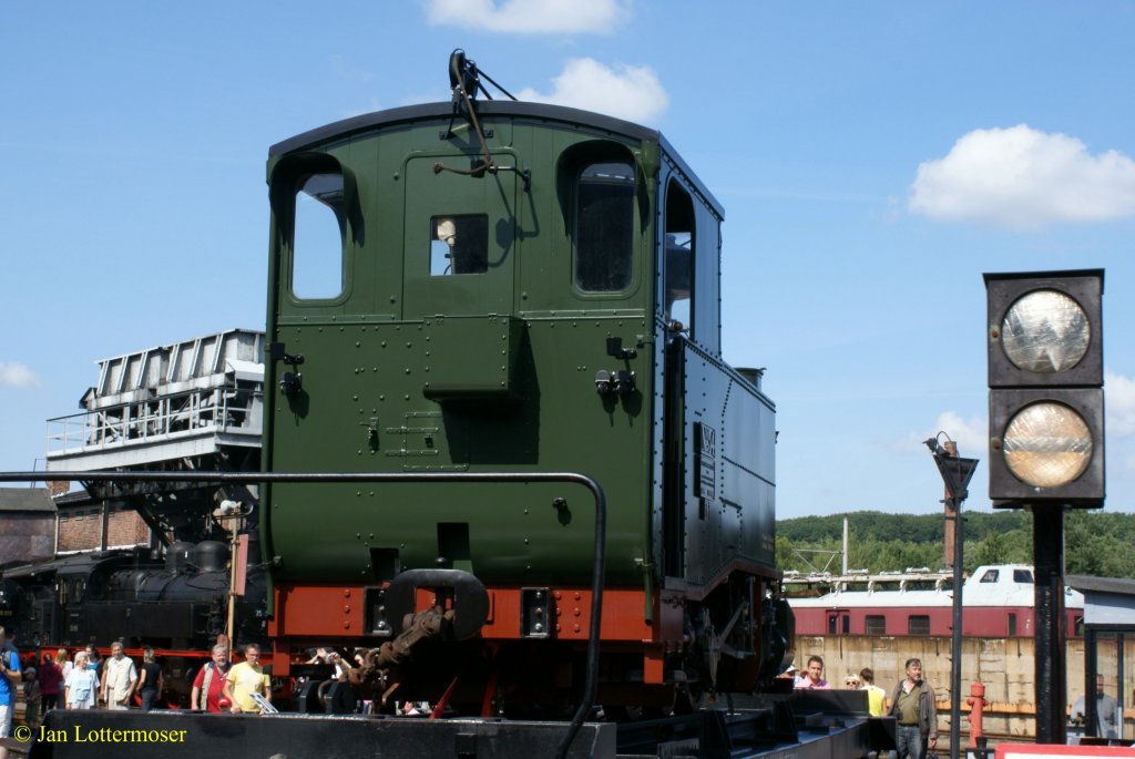 23.08.2009. Die schsische I K Nr-54 auf dem Laufsteg beim 19. Heizhausfest in  Chemnitz. Gut zu sehen die Heberleinbremse. Der gesamte Zug wird ber das auf dem Dach gefhrten Drahtseil gebremst. Jeder Wagen mu in dieses Seil eingehakt werden (jeder Wagen hat ein Seil, das ber die gesammte Dachlnge reicht). ber mehrere Hebel und Gelenke wird die Bremswirkung auf die Rder der Wagen umgelenkt.