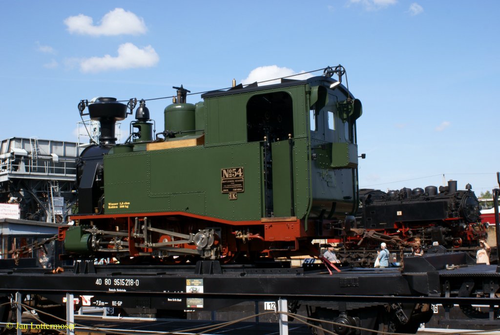 23.08.2009. Die schsische I K Nr-54 auf dem Laufsteg beim 19. Heizhausfest in  Chemnitz. Gut zu sehen die Heberleinbremse. Der gesamte Zug wird ber das auf dem Dach gefhrten Drahtseil gebremst. Jeder Wagen mu in dieses Seil eingehakt werden (jeder Wagen hat ein Seil, das ber die gesammte Dachlnge reicht). ber mehrere Hebel und Gelenke wird die Bremswirkung auf die Rder der Wagen umgelenkt.