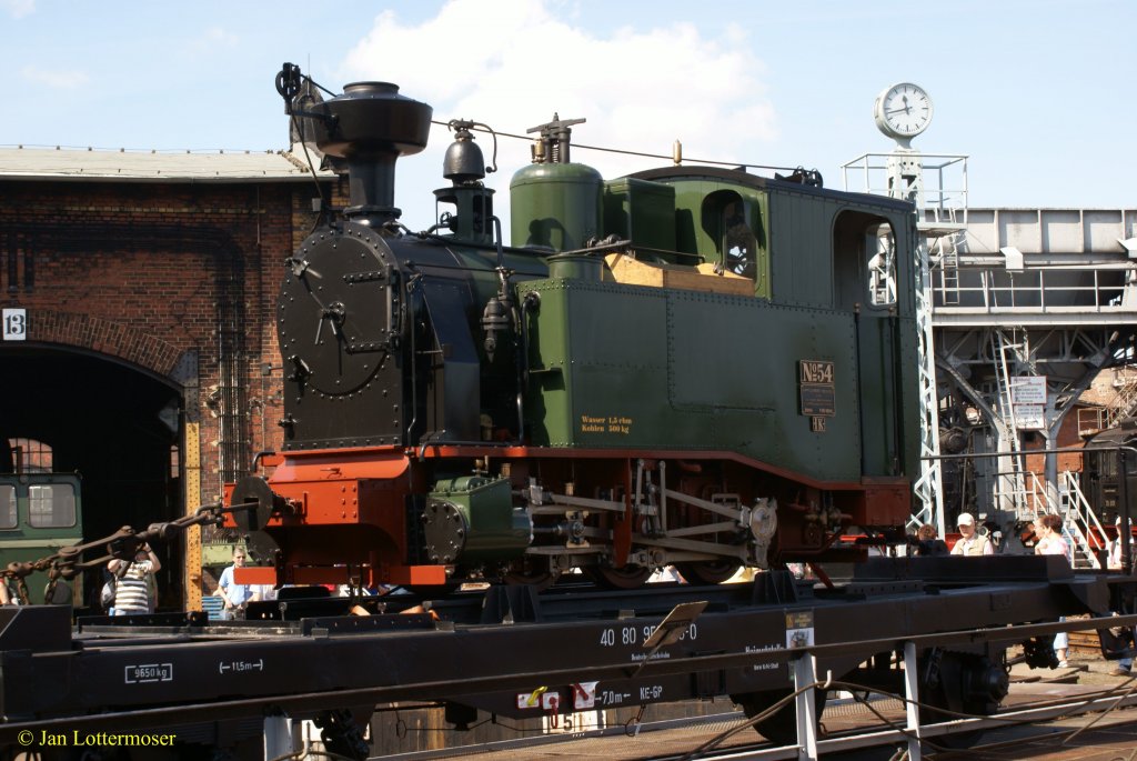 23.08.2009. Die schsische I K Nr-54 auf dem Laufsteg beim 19. Heizhausfest in  Chemnitz. Gut zu sehen die Heberleinbremse. Der gesamte Zug wird ber das auf dem Dach gefhrten Drahtseil gebremst. Jeder Wagen mu in dieses Seil eingehakt werden (jeder Wagen hat ein Seil, das ber die gesammte Dachlnge reicht). ber mehrere Hebel und Gelenke wird die Bremswirkung auf die Rder der Wagen umgelenkt.