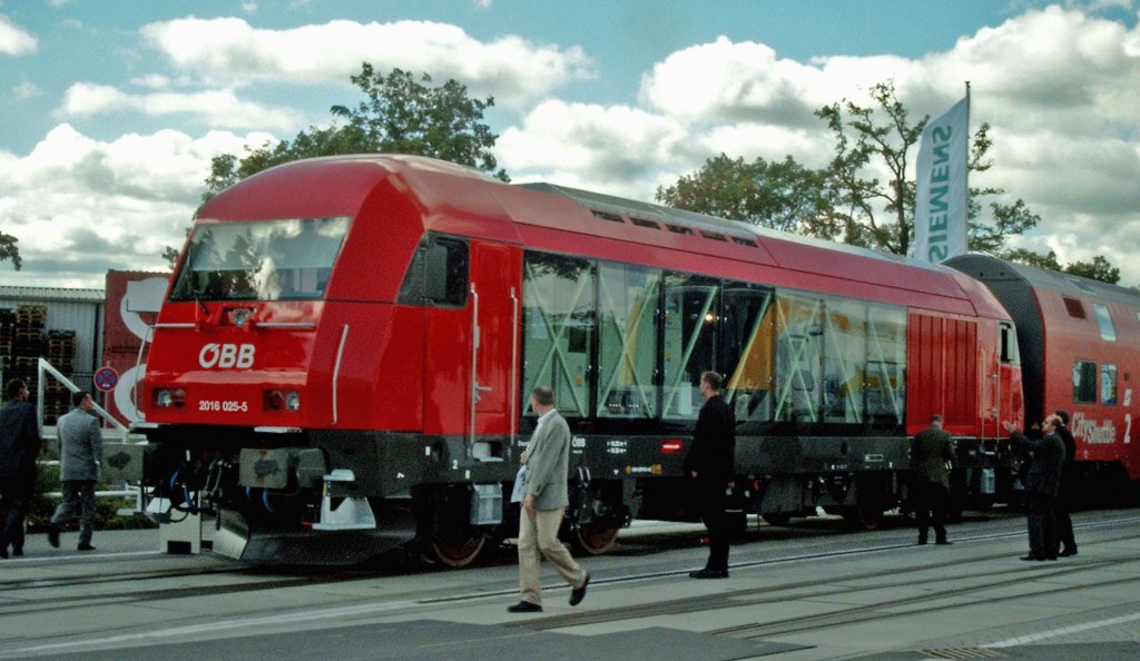 23.09.2002 InnoTrans Berlin ; die �sterreichische 2016 025-5 gibt zeigt etwas von ihrem Innenleben