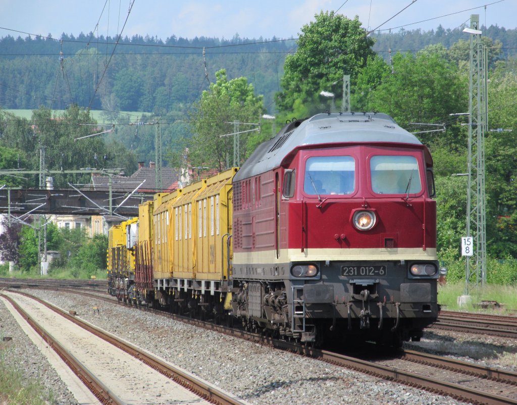231 012-6 zieht am 30. Mai 2012 einen Bauzug von Speno durch Kronach.