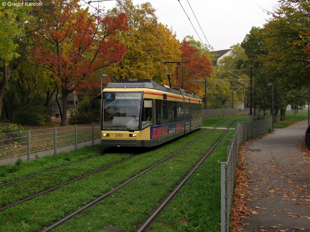 23.10.2010: TW 240 als Tram 2 nach Wolfartsweier. Aufgenommen zwischen Ellmendinger Strae und Ostmarkstrae.