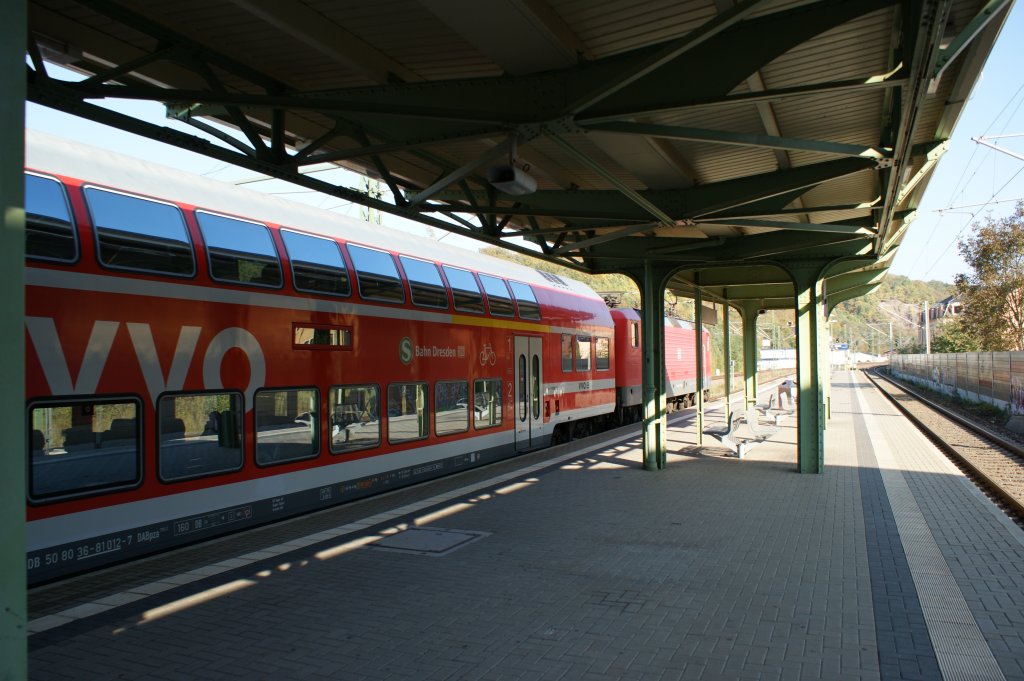 23.10.2011, Bahnsteig Freital-Potschappel, S-Bahn des VVO (Verkehrsverbund Oberelbe) in Richtung Tharandt