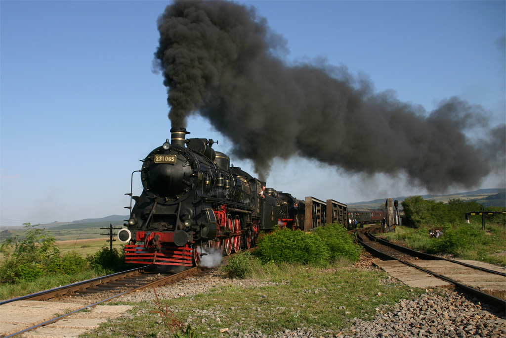 231.065 auf dem Weg nach Sibiu in den tiefen der Karparten. Zuglok ist eine 230 (rumnischer Lizenznachbau der P8)