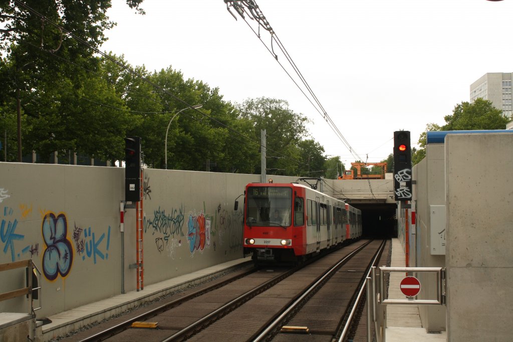 2317 (451 317) fhrt am 02.07.11 in die Station Bonn Telekom Ollenhauerstr ein.