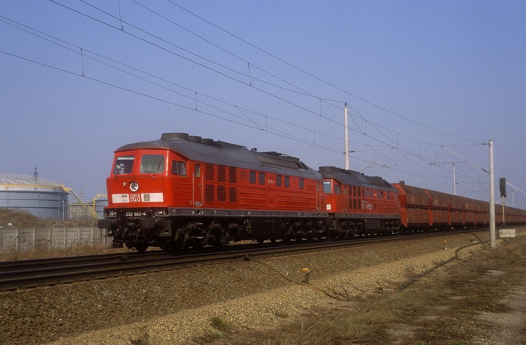 232 022 + 675  bei Leuna  25.03.03