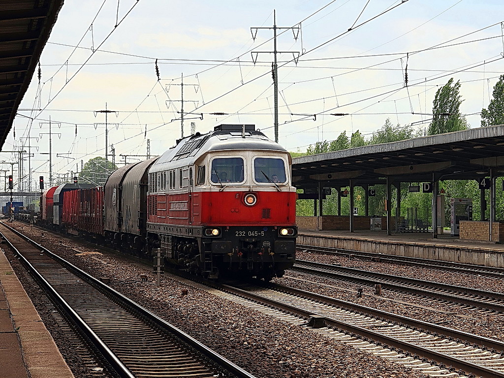 232 045-5 der East-West-Railways  durchfhrt am 09. Mai  2012 den Bahnhof Berlin Schnefeld Flughafen stadteinwrts. 